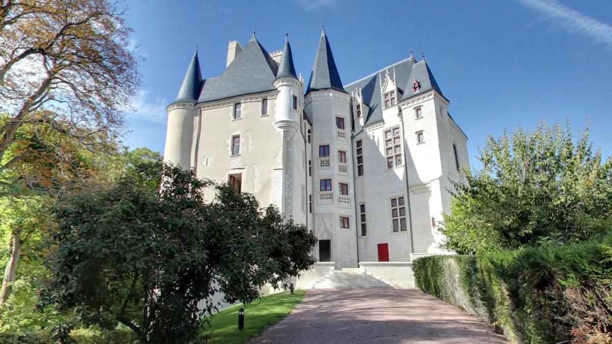 Vue d'ensemble du Château Raoul depuis l'allée centrale