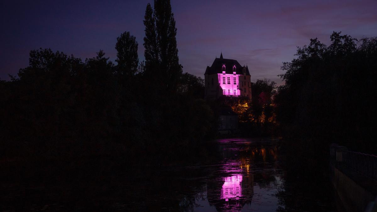 Le château Raoul illuminé en rose