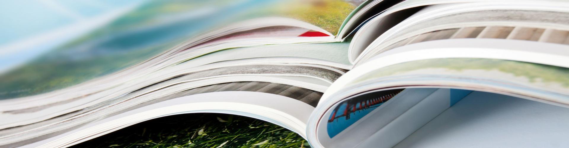 Magazines ouverts et superposés