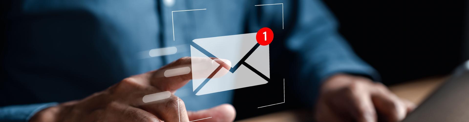 Ecran d'ordinateur avec enveloppe Email