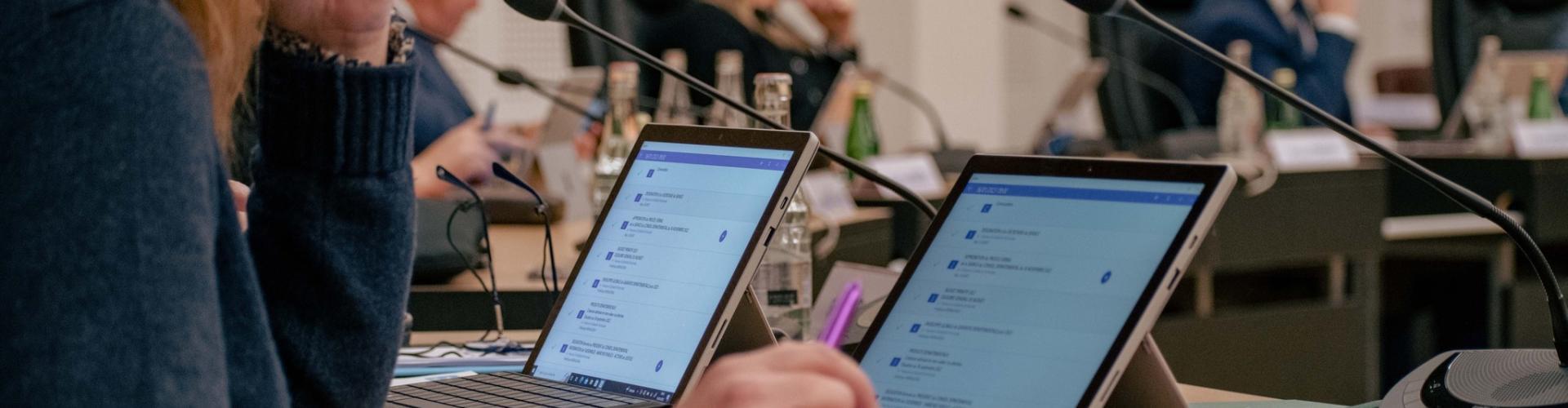 écran d'ordinateur d'élus lors d'une séance de l'assemblée départementale