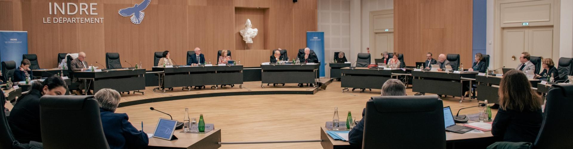 Les élus départementaux lors d'une séance dans la salle des délibérations