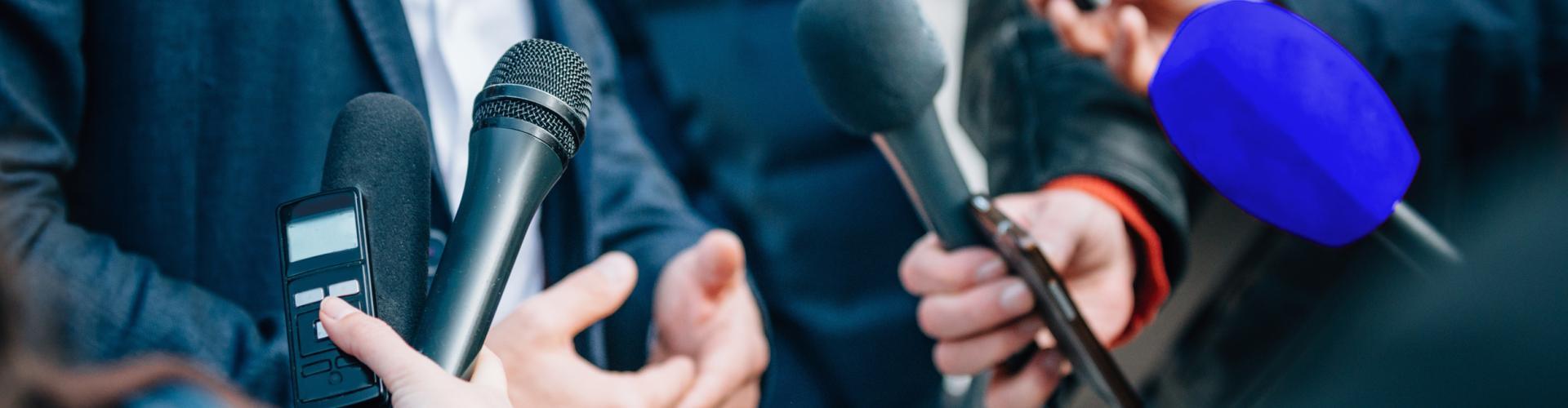Journalistes en plein interview