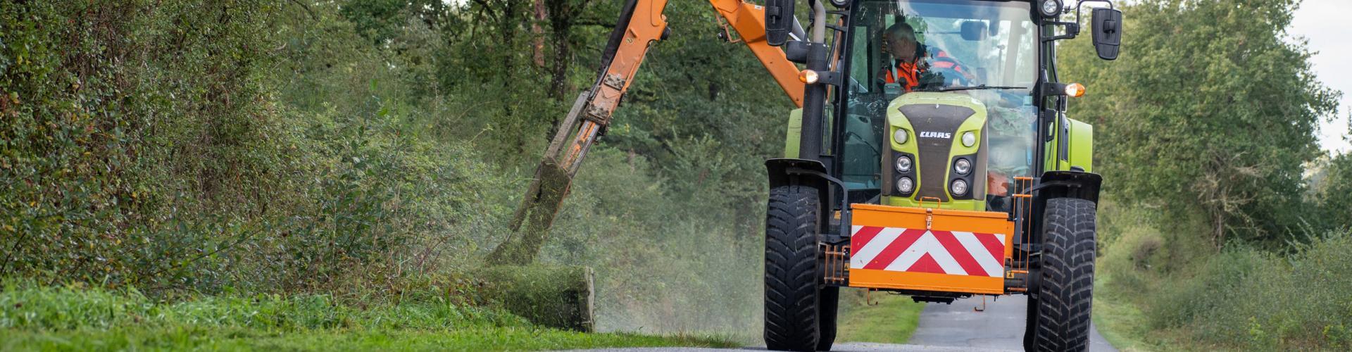 Tracteur qui réalisé le fauchage de la végétation au bord des routes