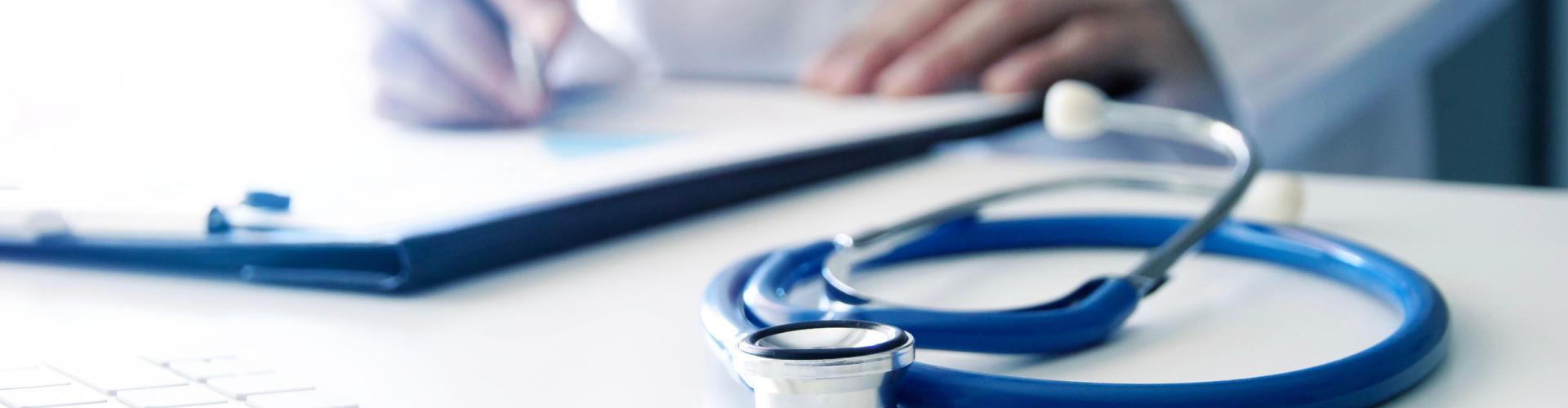 stéthoscope posé sur un bureau