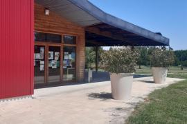 Vue intérieure de la bibliothèque d'Azay-le-Ferron