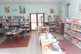 Vue intérieure de la bibliothèque de Bommiers