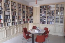 Vue intérieure de la bibliothèque de Cluis