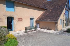 Vue intérieure de la bibliothèque du Magny