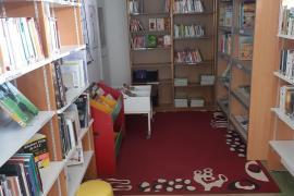 Vue intérieure de la bibliothèque de Pouligny-Notre-Dame