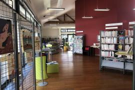 Vue intérieure de la bibliothèque de Saint-Maur