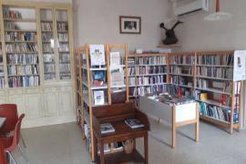 Vue intérieure de la bibliothèque de Saint-Denis-de-Jouhet