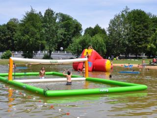Jeux gonflables sur plan d'eau - Agrandir l'image - fenêtre modale