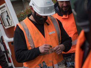 Opérateur qui réalise l'installation de la fibre - Agrandir l'image - fenêtre modale