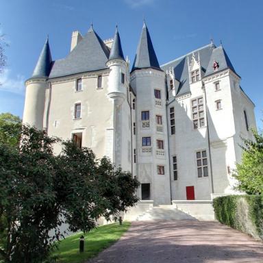 Vue d'ensemble du Château Raoul depuis l'allée centrale