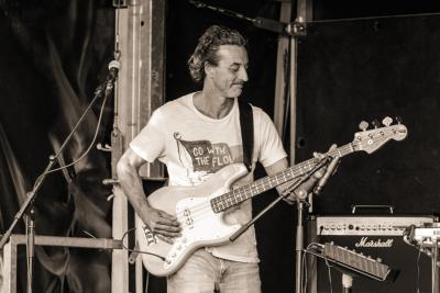 Guitariste du groupe Sacha sur la scène de Darc au Pays - Agrandir l'image 2 sur 39, fenêtre modale