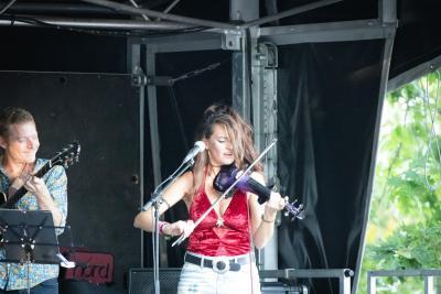 musicienne sur scène qui joue du violon - Agrandir l'image 7 sur 39, fenêtre modale