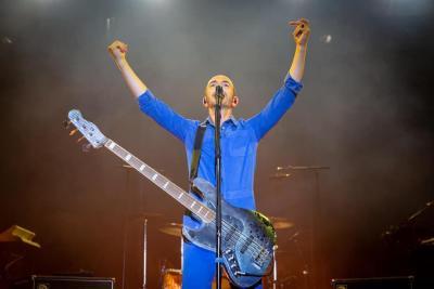 artiste Calogero sur la scène du festival DARC - Agrandir l'image 9 sur 39, fenêtre modale