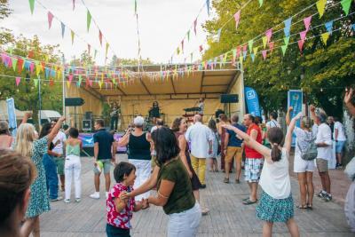 public qui danse devant des musiciens sur une scène - Agrandir l'image 12 sur 39, fenêtre modale