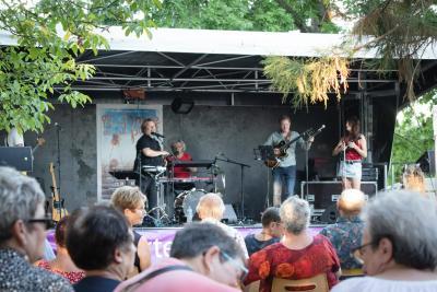  musiciens sur scène - Agrandir l'image 14 sur 39, fenêtre modale