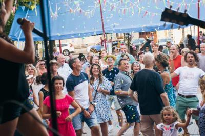 public qui regarde le concert de Darc au Pays - Agrandir l'image 15 sur 39, fenêtre modale
