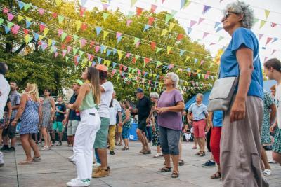 public qui danse sur un parquet pendant le concert - Agrandir l'image 16 sur 39, fenêtre modale