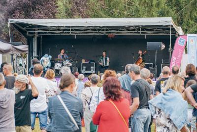 public devant la scène où se déroule le concert - Agrandir l'image 18 sur 39, fenêtre modale