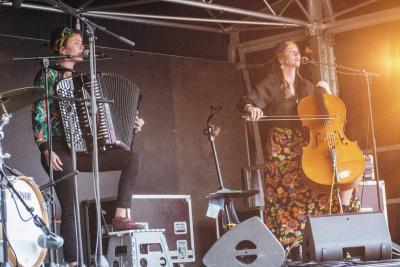 musiciennes sur scène - Agrandir l'image 19 sur 39, fenêtre modale