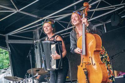 musiciennes qui jouent de l'accordéon et du violoncelle - Agrandir l'image 21 sur 39, fenêtre modale