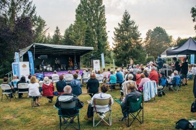 concert en plein air avec public assis devant la scène - Agrandir l'image 22 sur 39, fenêtre modale