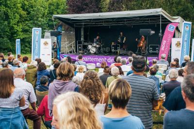 concert en plein air avec public devant la scène - Agrandir l'image 23 sur 39, fenêtre modale