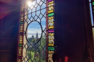 Fenêtre vitrail du Château Raoul - Agrandir l'image 1 sur 17, fenêtre modale