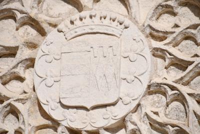 Blason taillé dans la pierre du Château Raoul - Agrandir l'image 5 sur 17, fenêtre modale