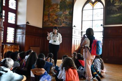 Visite de collégiens dans la salle de bal du Château Raoul - Agrandir l'image 2 sur 17, fenêtre modale