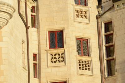 Zoom sur les fenêtres du Château Raoul - Agrandir l'image 11 sur 17, fenêtre modale