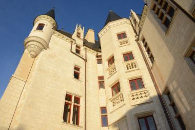 Vue en contre-plongée sur le Château Raoul - Agrandir l'image 10 sur 17, fenêtre modale