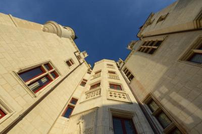 Vue en contre-plongée sur le Château Raoul - Agrandir l'image 15 sur 17, fenêtre modale