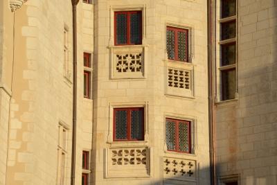 Zoom sur les fenêtres du Château Raoul - Agrandir l'image 8 sur 17, fenêtre modale