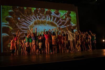Danseurs lors du spectacle final festival DARC 2022 - Agrandir l'image 32 sur 39, fenêtre modale