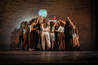 Danseurs lors du spectacle final festival DARC 2022 - Agrandir l'image 34 sur 39, fenêtre modale