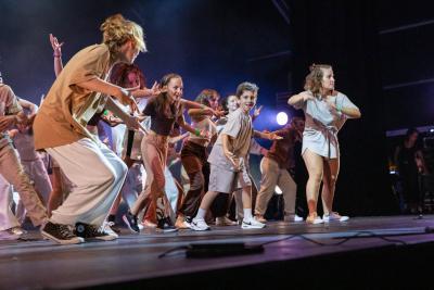 Danseurs lors du spectacle final festival DARC 2022 - Agrandir l'image 36 sur 39, fenêtre modale