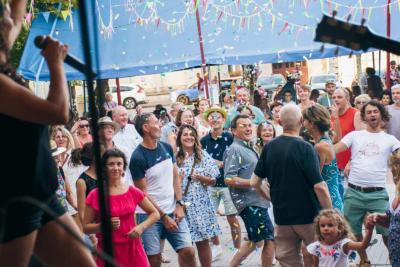 public qui regarde le concert de Darc au Pays - Agrandir l'image 7 sur 12, fenêtre modale