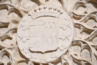 Blason taillé dans la pierre du Château Raoul - Agrandir l'image 4 sur 9, fenêtre modale