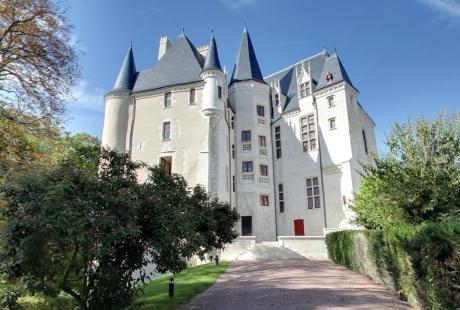 Vue d'ensemble du Château Raoul depuis l'allée centrale - Agrandir l'image - fenêtre modale