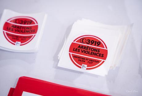 Autocollant avec le numéro 3919 arrêtons les violences - Agrandir l'image - fenêtre modale