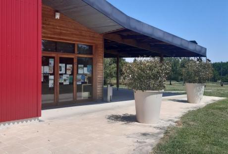 Vue intérieure de la bibliothèque d'Azay-le-Ferron