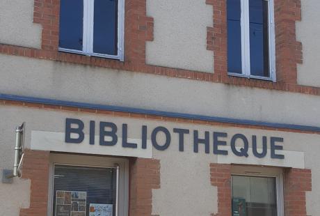 Vue intérieure de la bibliothèque de Bélâbre