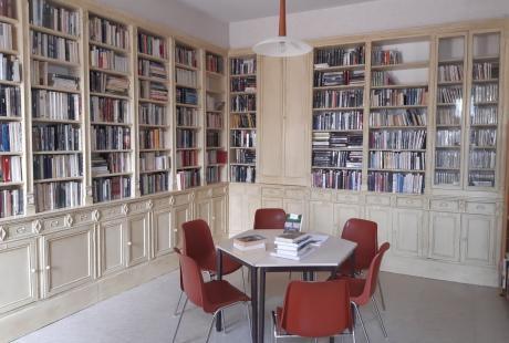 Vue intérieure de la bibliothèque de Cluis