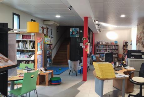Vue intérieure de la bibliothèque de La Berthenoux