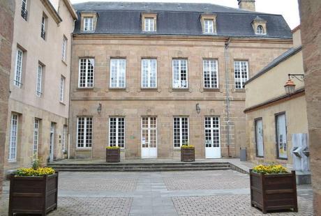 Vue extérieure de la bibliothèque de La Châtre